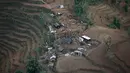Puing-puing rumah warga berserakan usai dilanda gempa bumi pada sabtu lalu di Dhading, Nepal, Jumat (30/4/2015). Pasca-gempa 7,9 SR, kawasan pedalaman Nepal mulai disentuh tim penyelamatan dan bantuan makanan. (REUTERS/Danish Siddiqui)