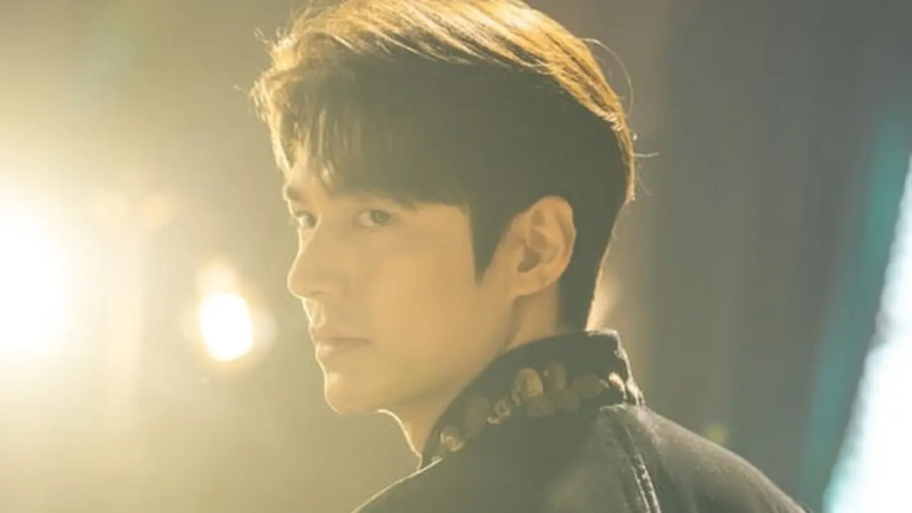 Lee Min Ho dalam The King: Eternal Monarch (SBS via Soompi)