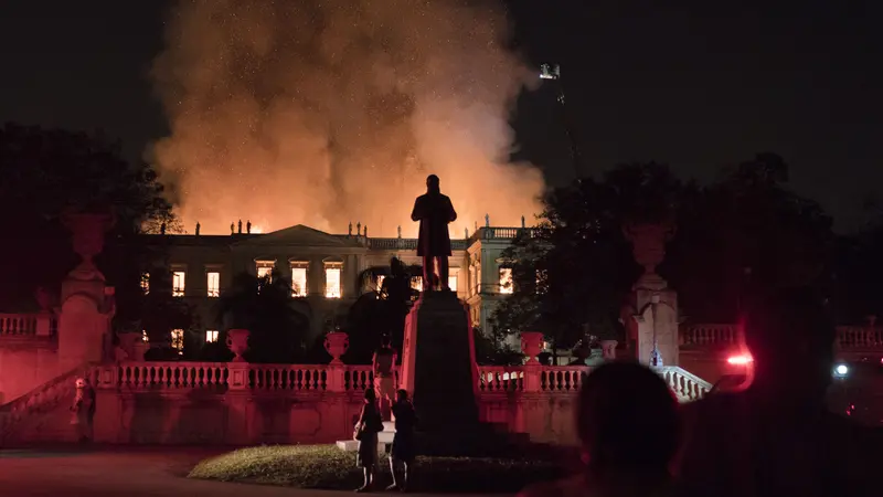 Kebakaran besar melahap bangunan museum berusia 200 tahun di Rio de Janeiro, Brasil, pada Minggu 2 Septemebr 2018 (AP)