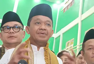 Bahlil Lahadalia saat Safari Ramadan dan silaturahmi di Pondok Pesantren Azzainiyyah, Nagrog, Kabupaten Sukabumi, Minggu (8/3/2026). (Fira Syafrin/Liputan6.com)