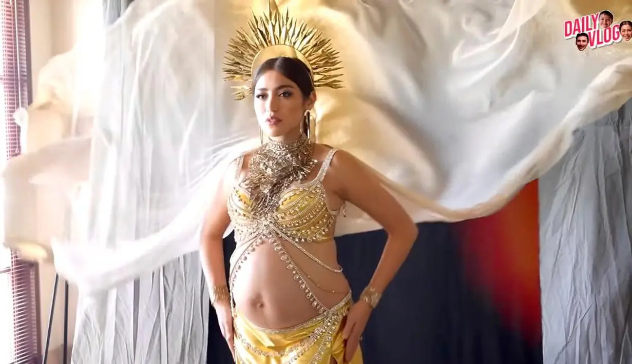 Jessica Iskandar juga tampak mengenakan aksesori lainnya berupa anting-anting, kalung, dan gelang yang bernuansa emas. (YouTube/Jessica Iskandar).