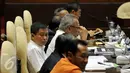 Menhub Ignasius Jonan (tengah) saat berada di Kompleks Parlemen, Senayan, Jakarta, Selasa (29/9/2015). Komisi V membahas anggaran kementerian dan lembaga mitra kerja Komisi V tahun 2016. (Liputan6.com/Johan Tallo)