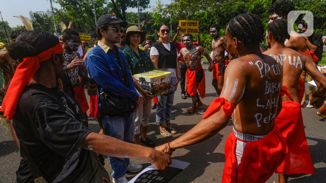 Masyarakat Adat Papua dan Aktivis Lingkungan Sampaikan 253.823 Petisi di Mahkamah Agung