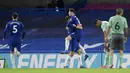 Para pemain Chelsea melakukan selebrasi usai pemain Everton, Ben Godfrey, melakukan gol bunuh diri pada laga Liga Inggris di Stadion Stamford Bridge, Senin (8/3/2021). Chelsea menang dengan skor 2-0. (Mike Hewitt/Pool via AP)