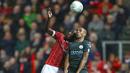 Duel pemain Bristol City, Famara Diedhiou (kiri) dan pemain Manchester City, Fernandinho pada semifinal Piala Liga Inggris di Ashton Gate stadium, Bristol,(23/1/2018). Manchester City menang 3-2. (AFP/Geoff Caddick)