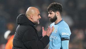 Pelatih Manchester City, Pep Guardiola, meluapkan kekecewaan kepada Josko Gvardiol, saat timnya ditahan imbang Brentford dalam laga pekan ke-21 Premier League 2024/2025 yang digelar di Gtech Community Stadium, Rabu (15/1/2025). (AP Photo/Alastair Grant)
