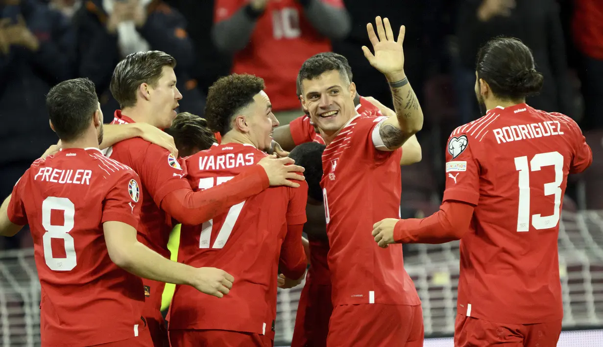 Para pemain Timnas Swiss merayakan gol yang dicetak Granit Xhaka ke gawang Israel pada laga Grup I Kualifikasi Euro 2024 di Stade de Geneve, Geneva, Swiss (28/3/2023). Swiss total mengoleksi 8 gol tanpa kebobolan di Grup I. Renato Steffen dkk mampu menang 5-0 atas Belarusia dan 3-0 atas Israel. (Keystone via AP Photo/Salvatore Di Nolfi)