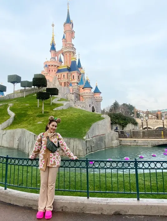 Tiba di Paris, Ayu Ting Ting tampil modis dengan Jacquemus Floral Patterned Cardigan seharga Rp13 jutaan. [@ayutingting92].