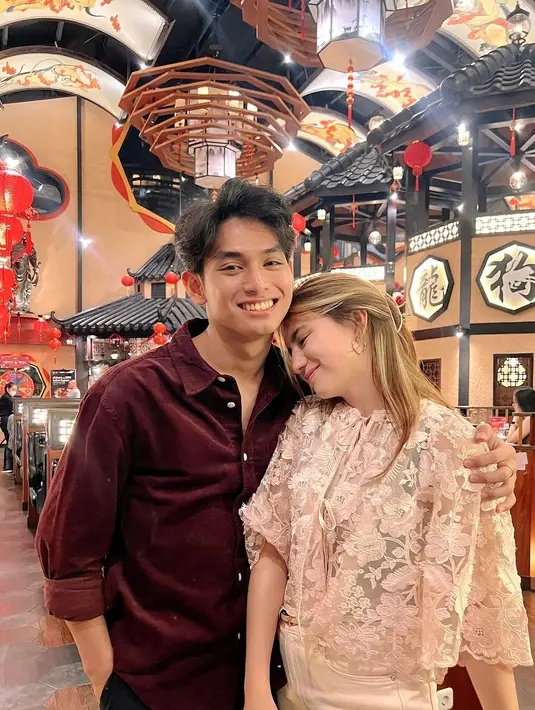 Pasalnya, momen romantis Cassandra dan Ryuken Lie saat berfoto bareng menjadi perhatian dari keluarga Cassandra. Keduanya terlihat pede, dapat dukungan dari keluarga. (Liputan6.com/IG/@cassandraslee)
