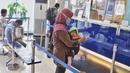 Nasabah antre melakukan transaksi perbankan di KCU Bank Mandiri Bintaro, Tangerang Selatan, Banten, Jumat (26/2/2021). Syarat 3 T yang ditetapkan LPS yakni Tercatat, Tingkat bunga simpanan tidak lebihi bunga penjaminan LPS, dan Tidak menyebabkan bank menjadi bank gagal. (Liputan6.com/Angga Yuniar)