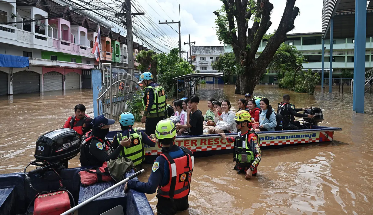 Pihak berwenang Thailand mengatakan setidaknya empat orang tewas di provinsi utara Chiang Mai dan Chiang Rai akibat banjir tersebut. (Lillian SUWANRUMPHA/AFP)