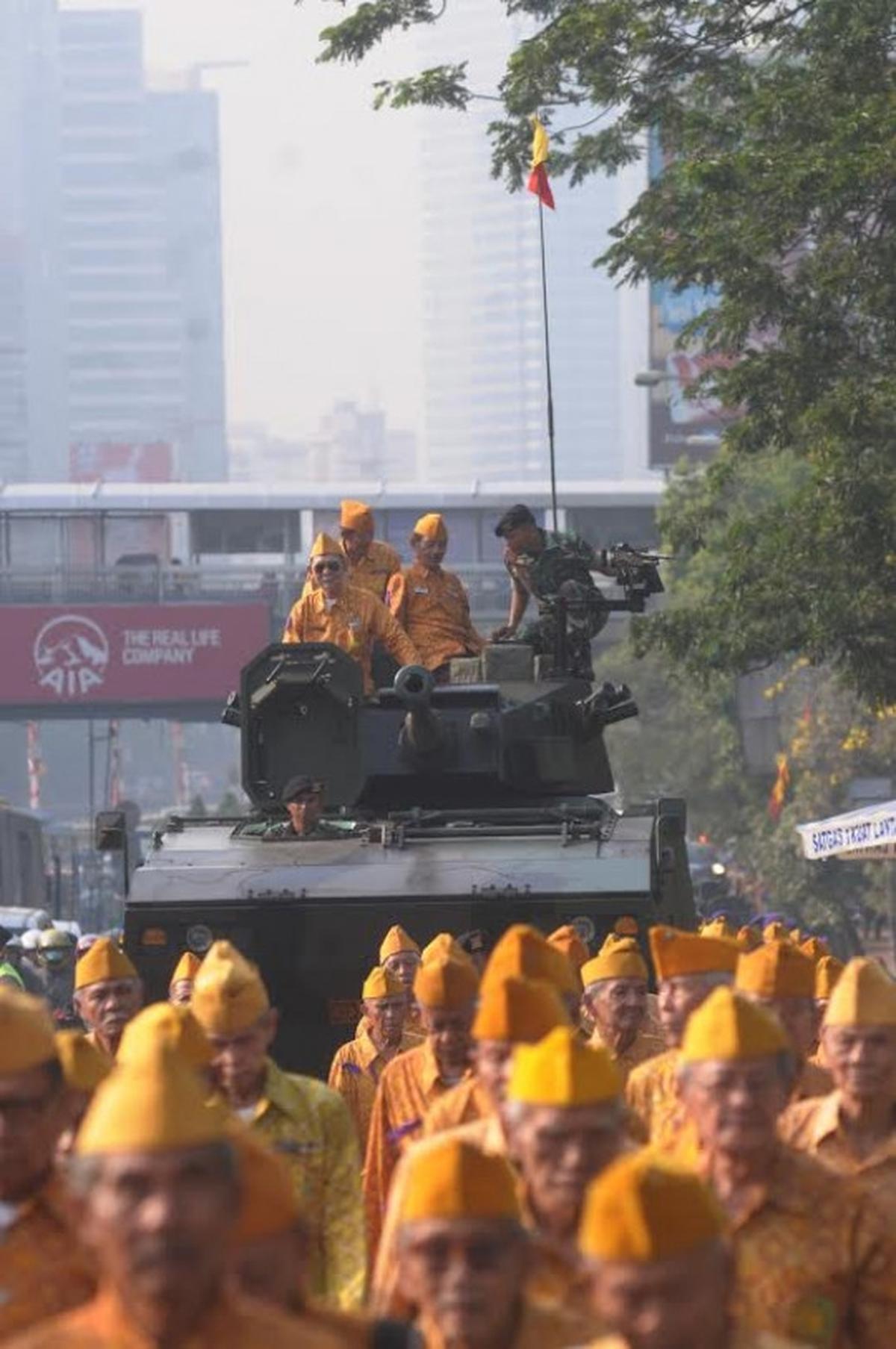 Semarak pawai Hari Veteran, bekas pejuang bawa bambu runcing