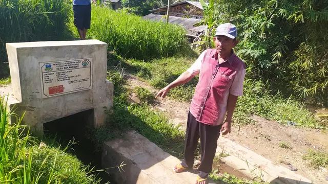 Ketua Kelompok Tani 'Warga Tani' Dana Supriadi tengah menunjukan saluran irigasi tanpa pintu air dekat Situ Cipeucang, Desa Sukawening, Kecamatan Sukaweing Garut, Jawa Barat.