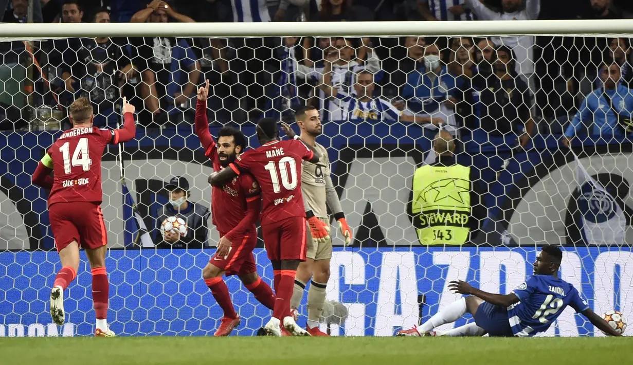 Liverpool membuka keunggulan 1-0 pada menit ke-18. Mohamed Salah berhasil memanfaatkan bola muntah dari kiper Porto Diogo Costa yang tidak sempurna mengantisipasi tendangan yang dilepaskan Curtis Jones. (AFP/Miguel Riopa)