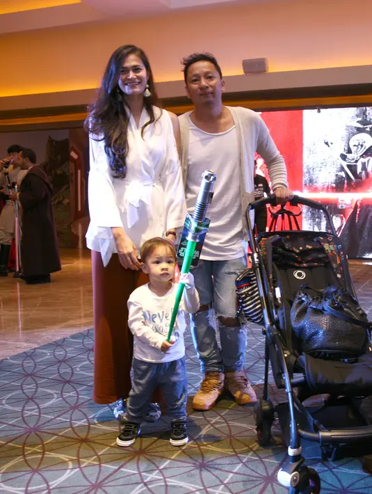 "Enggak ah, jangan jadi artis. Gue yakin, dia bisa lebih baik dari bapaknya. Karena menurut gua kondisi bapaknya bukan kondisi yang terbaik," ungkapnya di kawasan Kelapa Gading, Jakarta, beberapa waktu lalu dilansir dari Liputan6.(Nurwahyunan/Bintang.com)