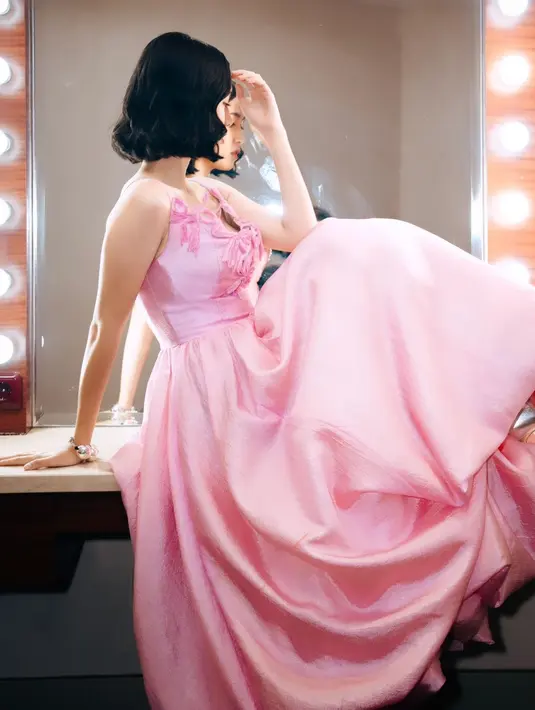 Tampilan Nurra makin terlihat manis dengan aksen pita di sekitaran neckline. [@hagaipakan]