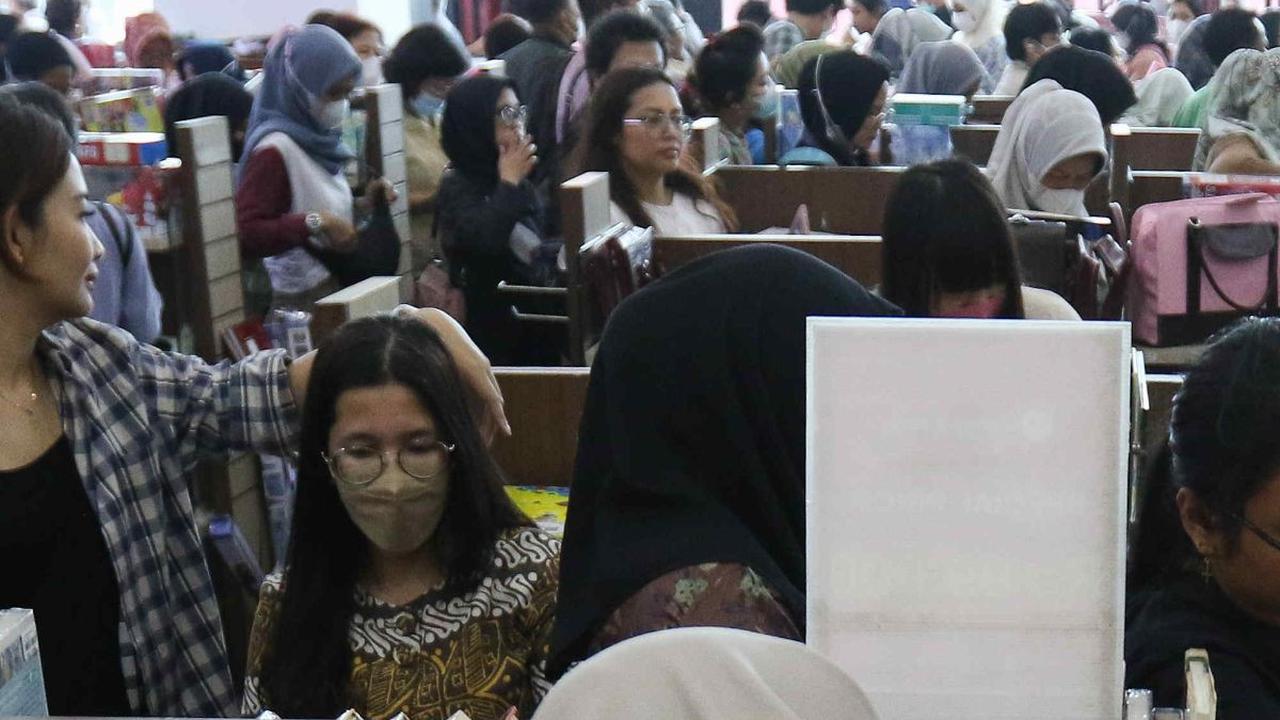 Antusiasme warga memburu buku-buku yang diobral tersebut terlihat ramai memadati setiap rak buku di Toko Gunung Agung.