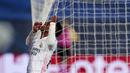Penyerang Real Madrid, Vinicius Junior, tampak kecewa usai gagal mencetak gol ke gawang Atalanta pada laga Liga Champions di Stadion Alfredo di Stefano, Rabu (17/3/2021). Real Madrid menang dengan skor 3-1. (AP/Bernat Armangue)
