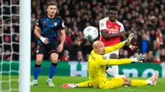 Penjaga gawang Sevilla Marko Dmitrovic melihat bola saat pemain Arsenal Bukayo Saka mencetak gol ke gawangnya pada pertandingan sepak bola Grup B Liga Champions di Emirates Stadium, London, Inggris, Rabu (8/11/2023). (AP Photo/Kirsty Wigglesworth)