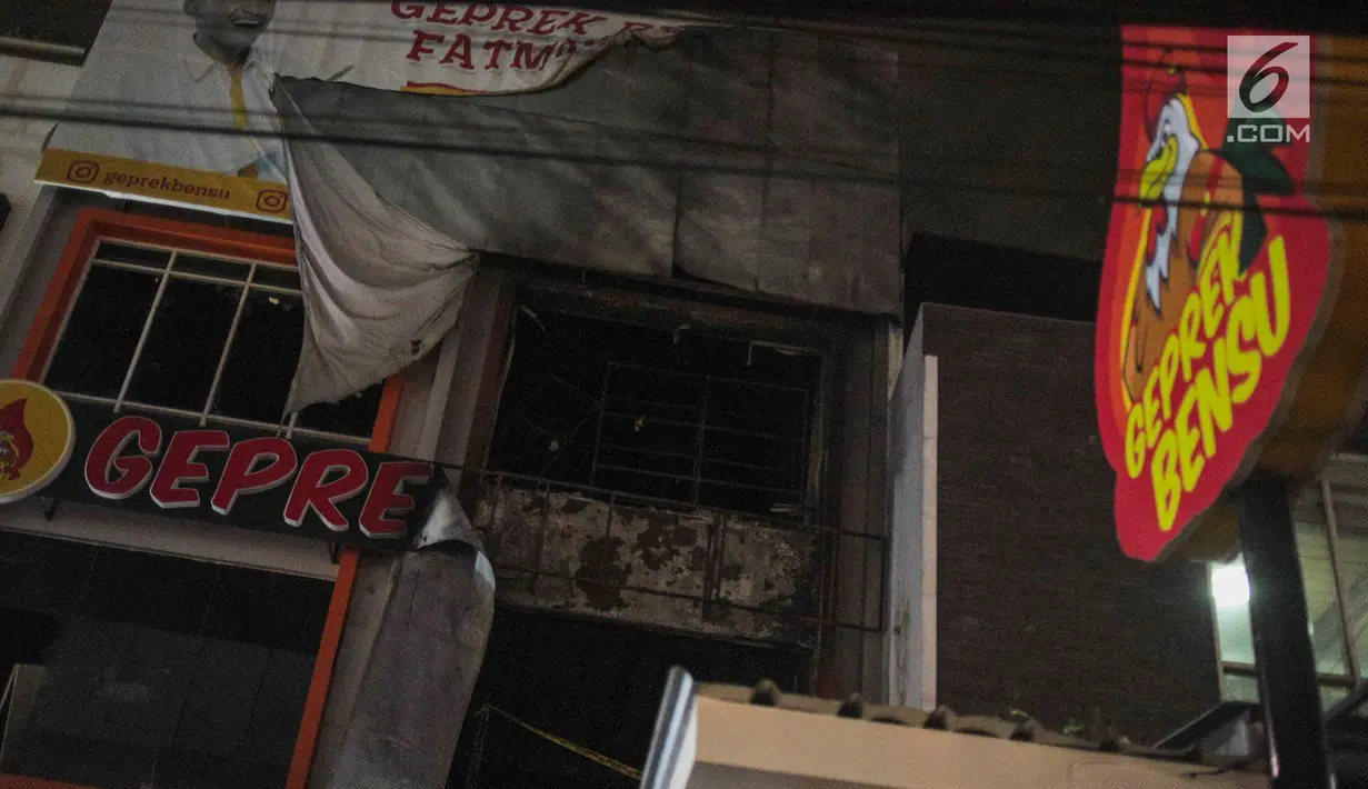 Kondisi Restoran Geprek Bensu pasca kebakaran di Jalan Fatmawati, Jakarta Selatan, Rabu (31/1/2019). Kebakaran yang terjadi sekitar pukul 14.21 tersebut diduga berasal dari kebocoran tabung gas di dapur. (Liputan6.com/Faizal Fanani)