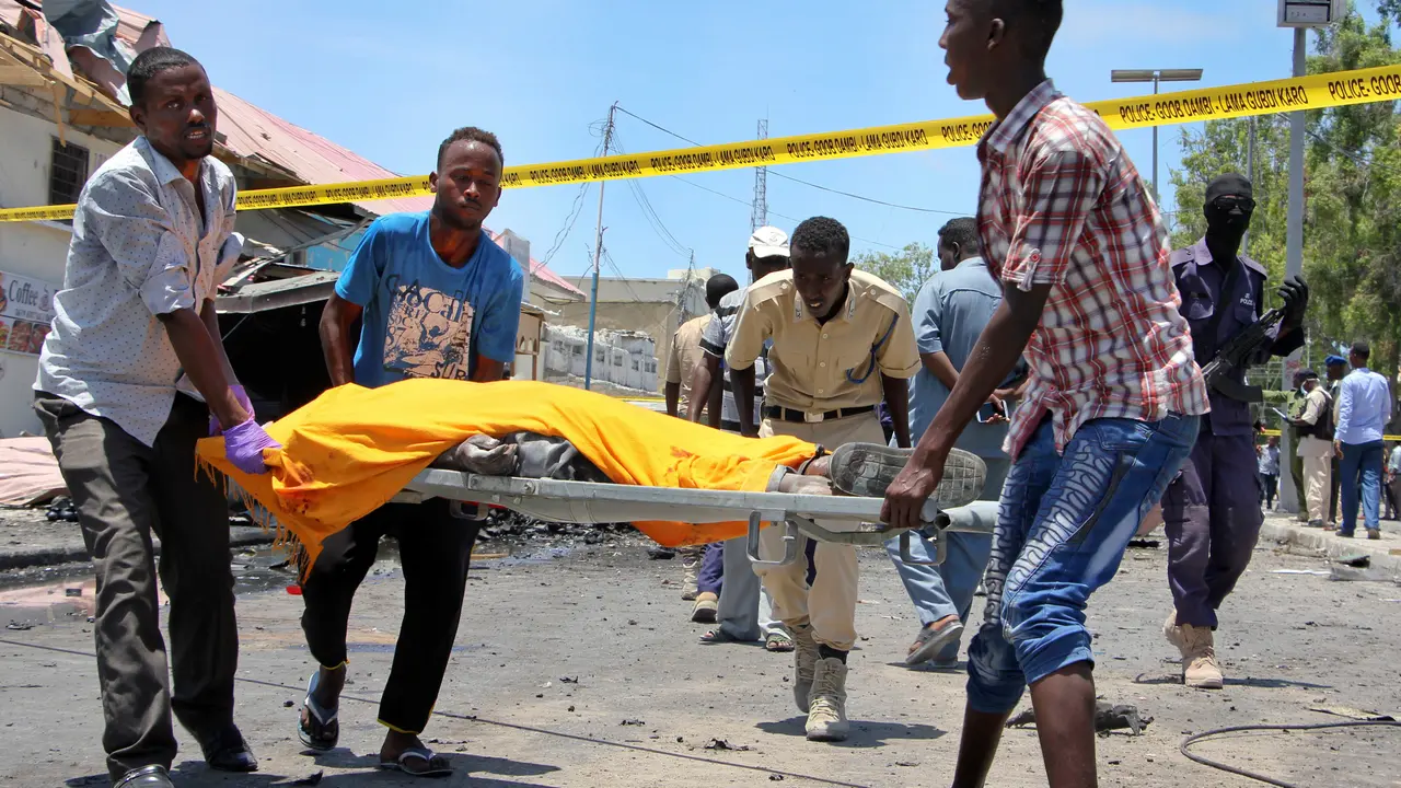 20170405- Bom Mobil Meledak di Restoran Somalia- AP Photo