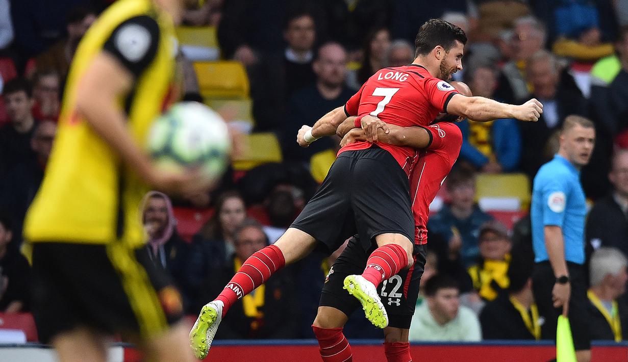 Shane Long. Striker Irlandia berusia 35 tahun yang baru saja bergabung dengan Reading di awal musim 2022/2023 usai meninggalkan Southampton ini tercatat menjadi pencetak gol tercepat di Liga Inggris. Ia melakukannya saat berseragam Southampton dalam laga tunda pekan ke-31 Liga Inggris musim 2018/2019 menghadapi Watford (23/4/2019) baru berjalan 7,69 detik dari kickoff. Laga pun akhirnya berakhir imbang 1-1. (AFP/Glyn Kirk)