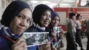 Mahasiswi asal Thailand  yang belajar di Indonesia bangga mendukung tim Gajah Putih pada laga Final Piala AFF 2016 di Stadion Pakansari, Bogor, (14/12/2016). (Bola.com/Nicklas Hanoatubun)
