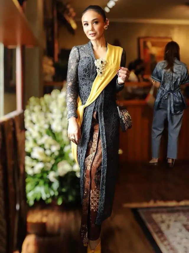 6 Pesona Yuni Shara Berkebaya, Makin Menawan dan Awet Muda di Usia 50 Tahun