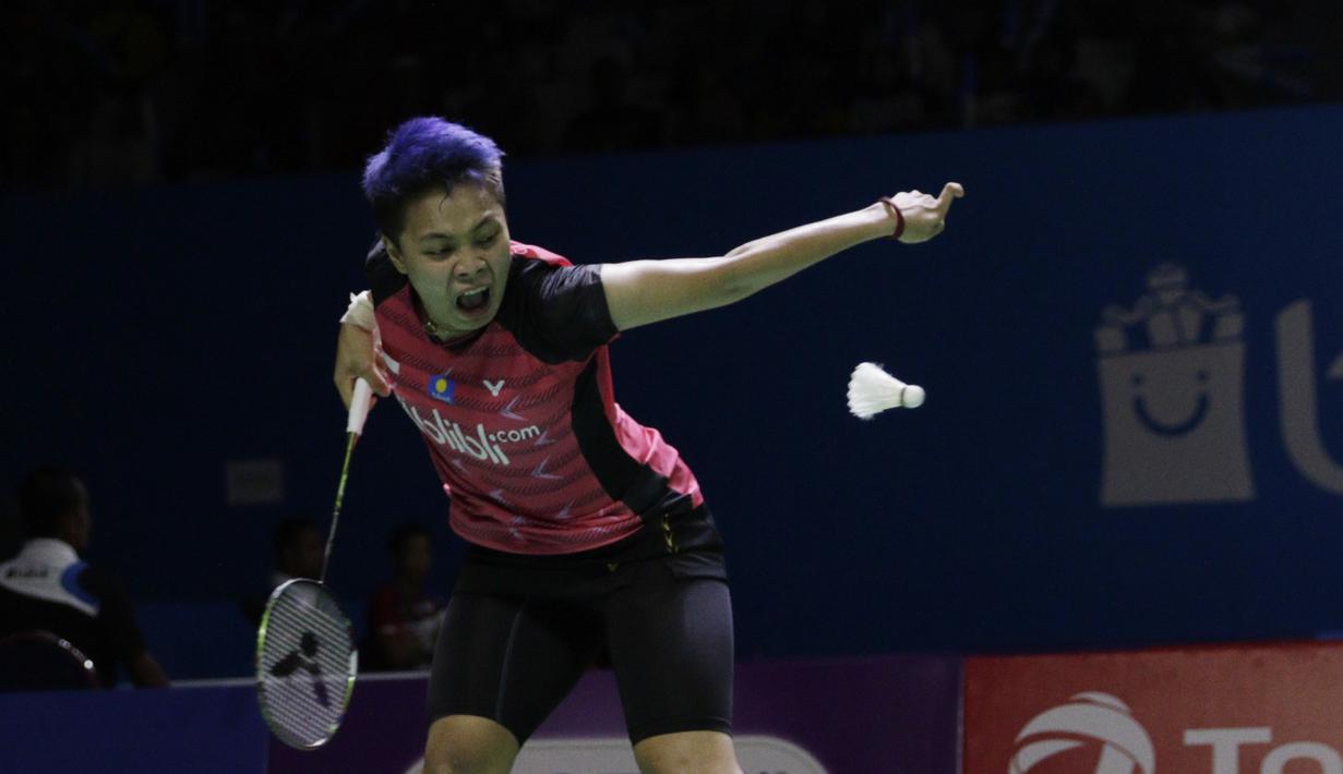 Pebulutangkis Indonesia, Apriyani Rahayu, saat melawan wakil Jepang, Ayako Sakuramoto/Yukiko Takahata pada Indonesia Open 2019 di Istora, Jakarta, Selasa (16/7). Pasangan Indonesia menang 21-15, 21-16. (Bola.com/M Iqbal Ichsan)