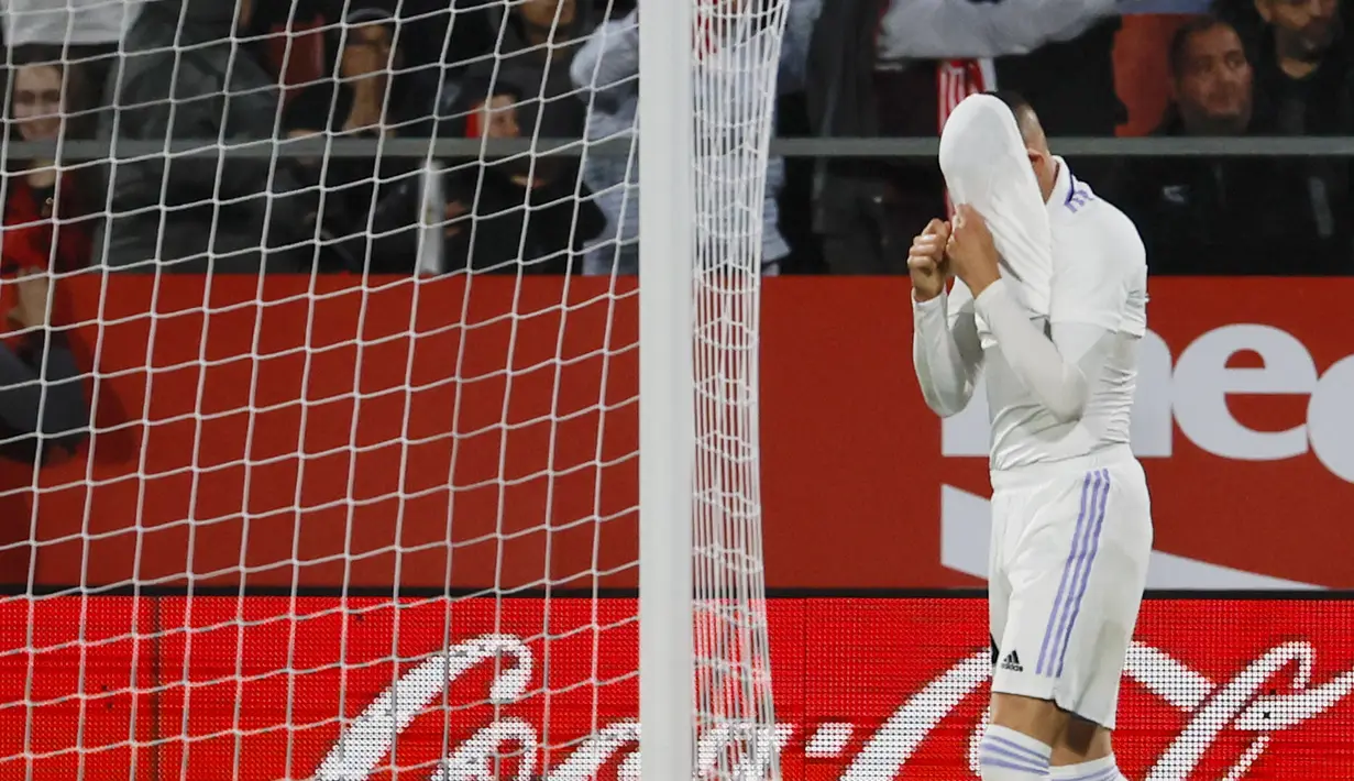 Pemain Real Madrid, Federico Valverde, menutup wajahnya dengan jersey setelah ditaklukkan Girona pada laga Liga Spanyol di Stadion Montilivi, Rabu (26/04/2023). (AP Photo/Joan Monfort)