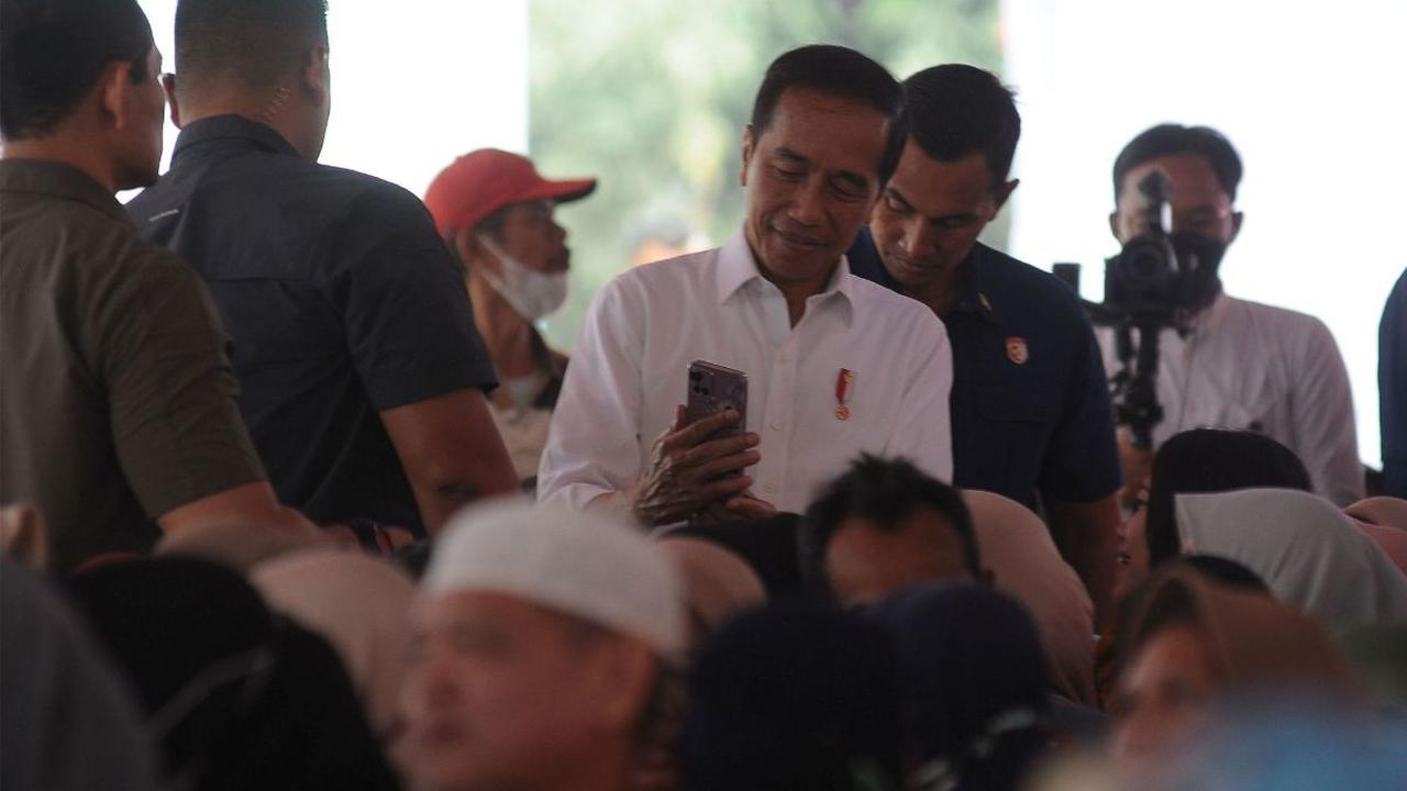 " Ya ini semua negara sedang mengalami kekeringan el nino termasuk Indonesia meskipun hanya beberapa provinsi, ada 7 provinsi di kita, " ucapnya di Perum Bulog Dramaga, Senin (11/9/2023).<br>