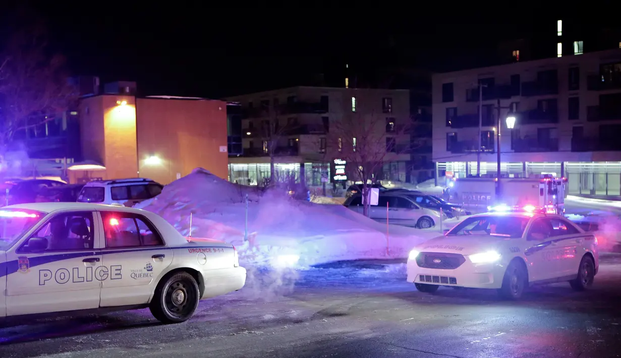  Petugas berjaga di dekat sebuah masjid usai penembakan di Quebec City, Kanada (29/1). Sekitar tiga orang bersenjata menembaki sekitar 40 orang di dalam Pusat Kebudayaan Islam Quebec City. (The Canadian Press/Francis Vachon)
