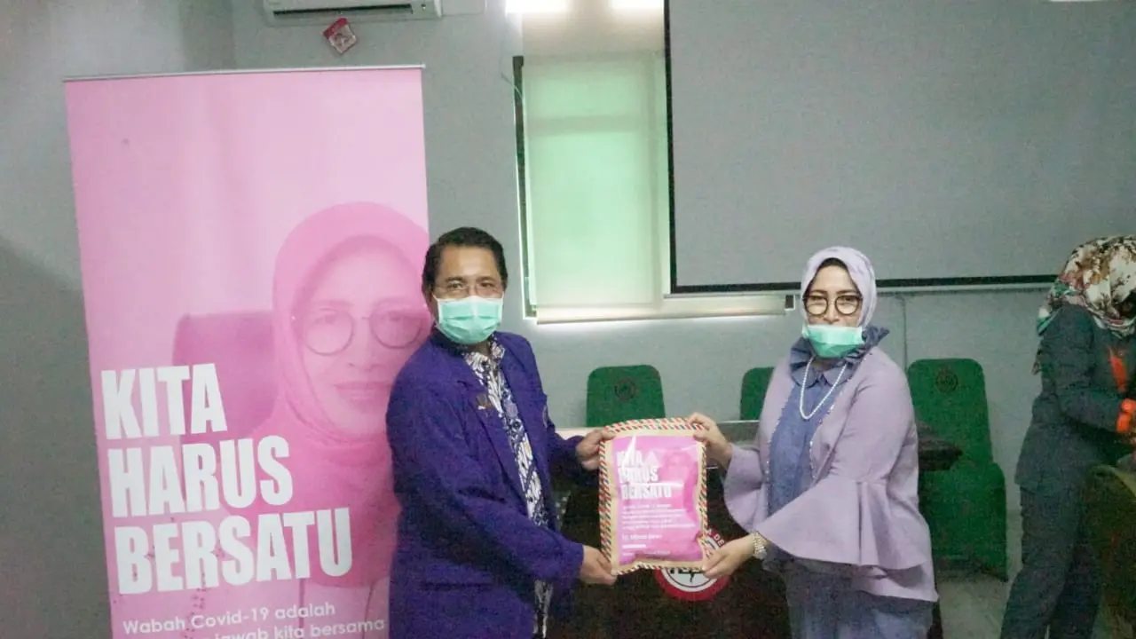 Pengusaha Diana Dewi menyumbang  1.000 alat rapid test yang kali ini diberikan kepada Ikatan Dokter Indonesia (IDI) cabang Kota Depok.