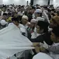 Umat muslim mengurus jenazah KH Maimun Zubair atau Mbah Moen usai dimandikan di Masjid Muhajirin Khalidiyah, Makkah, Arab Saudi, Selasa (6/8/2019). Jenazah Mbah Moen disemayamkan usai dimandikan di Masjid Muhajirin Khalidiyah Makkah. (Liputan6.com/HO/Baharuddin/MCH)