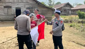 Menunggu Ombak Surut Demi Merah Putih di Pelosok Pesisir Barat