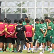 Sesi latihan Persebaya Surabaya di bawah polesan Paul Munster. (Bola.com/Aditya Wany)