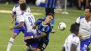Striker Inter Milan, Lautaro Martinez, terjatuh saat berebut bola dengan pemain Sampdoria, Andrea Bertolacci, pada laga Serie A di Stadion Giuesepe Meazza, Minggu (21/6/2020). Inter Milan menang 2-1 atas Sampdoria. (AP/Antonio Calanni)