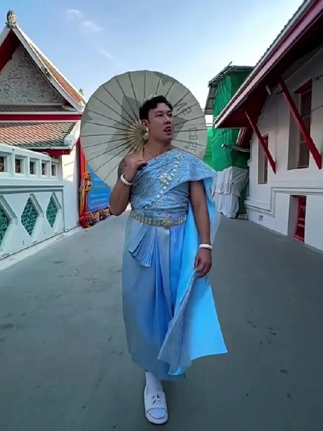 Potret Denny Sumargo Pakai Baju Tradisional Wanita Thailand (credit: instagram/sumargodenny)