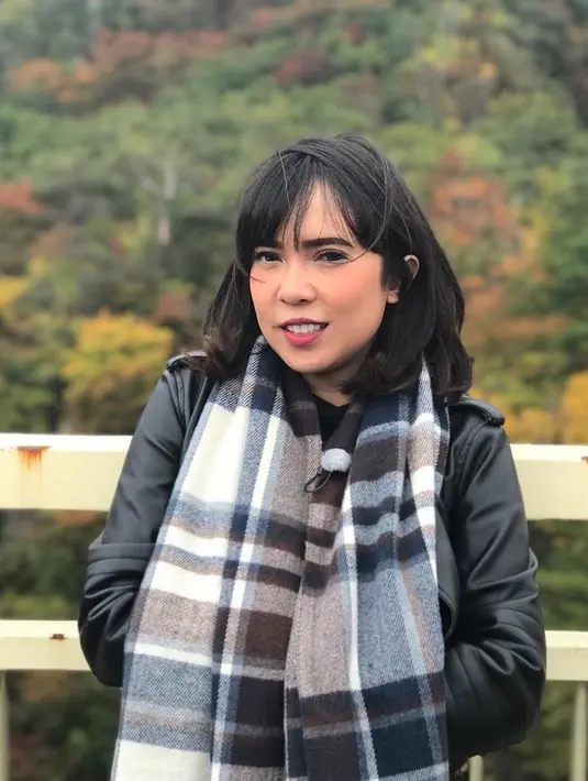 Masih ingat dengan Fitri Tropika? Wanita yang sangat humoris ini memang selalu berambut pendek. Kali ini Fitrop memiliki rambut berpotongan Bob dengan poni yang cukup tebal di bagian depan. (Instagram/fitrop)