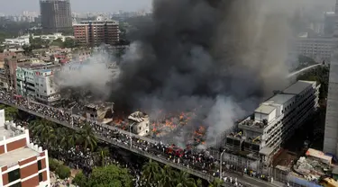 Kebakaran berkobar di pasar populer pakaian di ibu kota Bangladesh, Dhaka, Bangladesh, Selasa, 4 April 2023. (AP/Mahmud Hossain Opu)