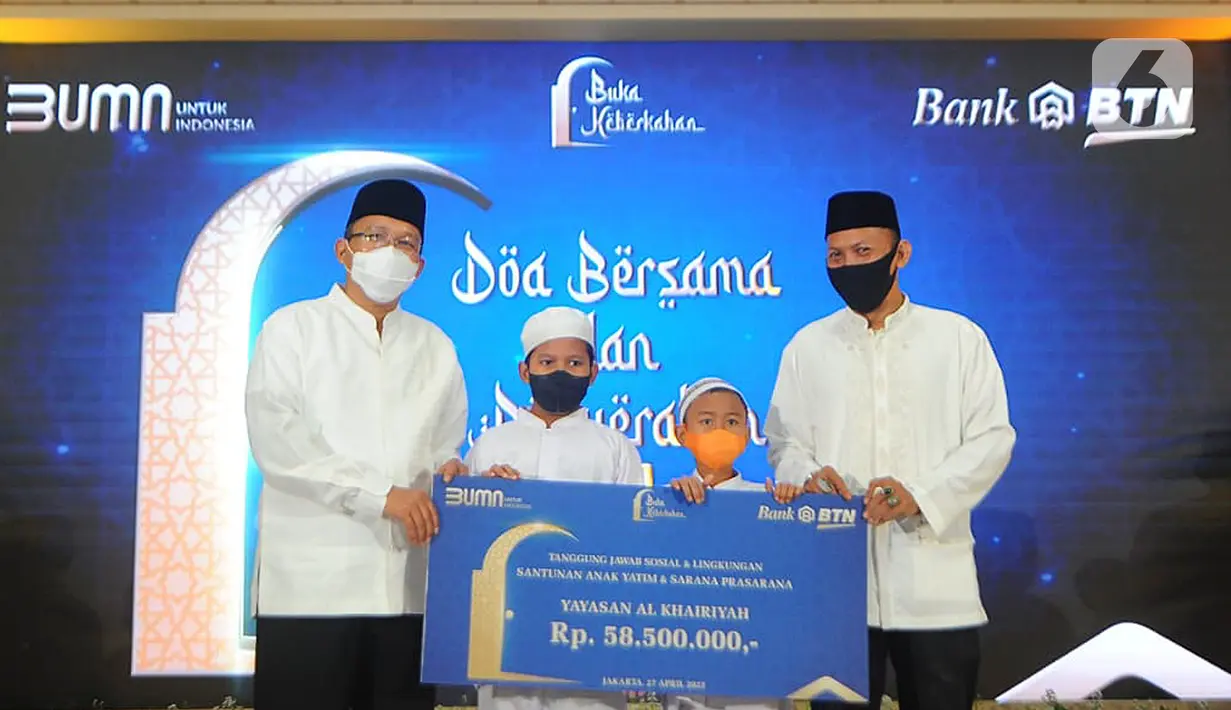 <p>Direktur Utama Bank BTN Haru Koesmahargyo secara simbolis memberikan santunan anak yatim dan sarana prasarana kepada Yayasan Al Khairiyah pada acara Doa Bersama dan Santunan Anak Yatim di Jakarta (27/04/2022). Bank BTN memberikan bantuan kepada lima Yayasan Anak Yatim dan Dhuafa senilai total Rp300 juta. (Liputan6.com/HO/BTN)</p>