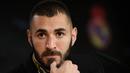 Striker Real Madrid, Karim Benzema, saat jumpa pers di Santiago Barnabeu, Madrid, Kamis, (22/9/2017). Karim Benzema resmi memperpanjang masa bakti bersama Los Blancos hingga Juni 2021. (AFP/Gabriel Bouys)