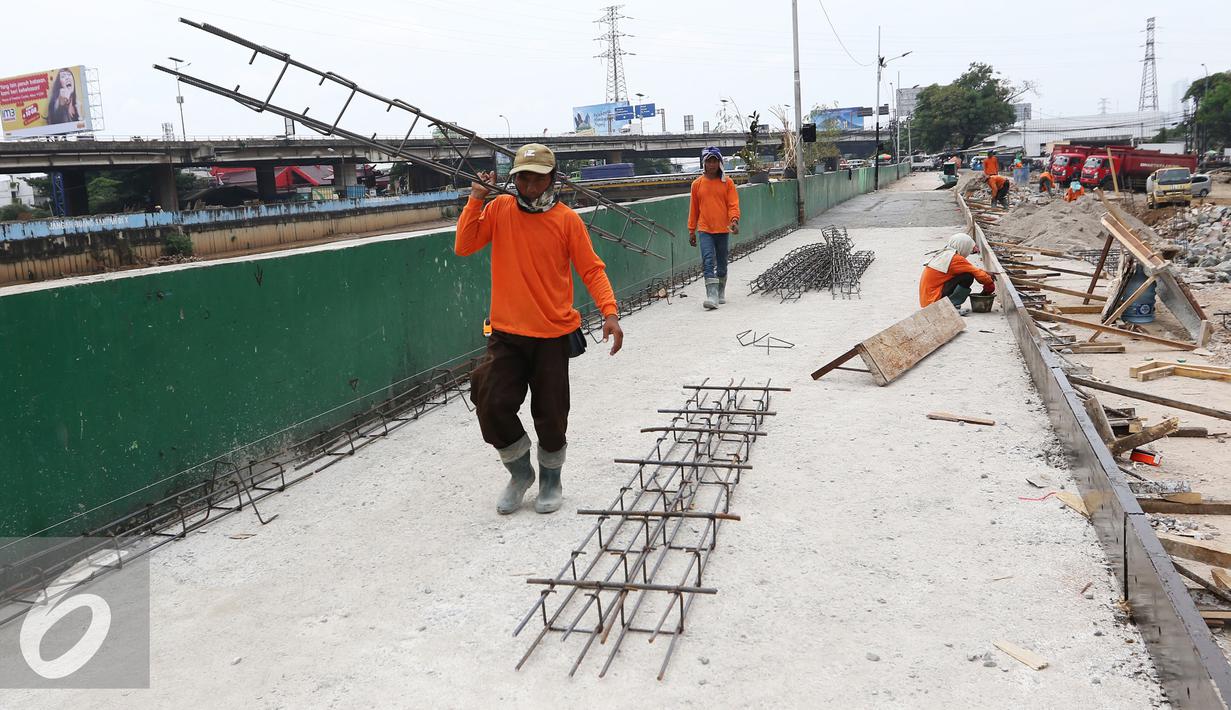 Pekerja mengangkat besi saat pengerjaan proyek penataan ulang Kalijodo, Jakarta, Jumat (18/3). Setelah dihancurkan kawasan dengan luas lahan 2,5 hektar di Kalijodo akan digunakan untuk RPTRA. (Liputan6.com/Gempur M Surya)