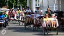 Wisatawan mancanegara menaiki becak saat mengelilingi kawasan alun alun Kraton Kesultanan Yogyakarta, Rabu (4/5). Becak menjadi transportasi ramah lingkungan yang di minati wisatawan karena tidak menimbulkan polusi udara. (Liputan6.com/Boy Harjanto)