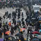 Polisi bentrok dengan demonstran di Hong Kong, Minggu (29/9/2019). Dalam bentrokan tersebut demonstran melempari batu dan bom bensin ke arah aparat. (AP Photo/Gemunu Amarasinghe)