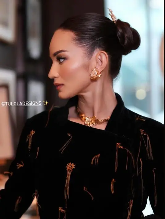 Dilengkapi dengan selendang dari kain tenun khas Riau, yang membuat aktris ini semakin terlihat elegan bagai ningrat. Penggunaan aksesori bernuansa emas dari @tuloladesigns senada pun turut menyempurnakan penampilannya.  [@enzystoria].
