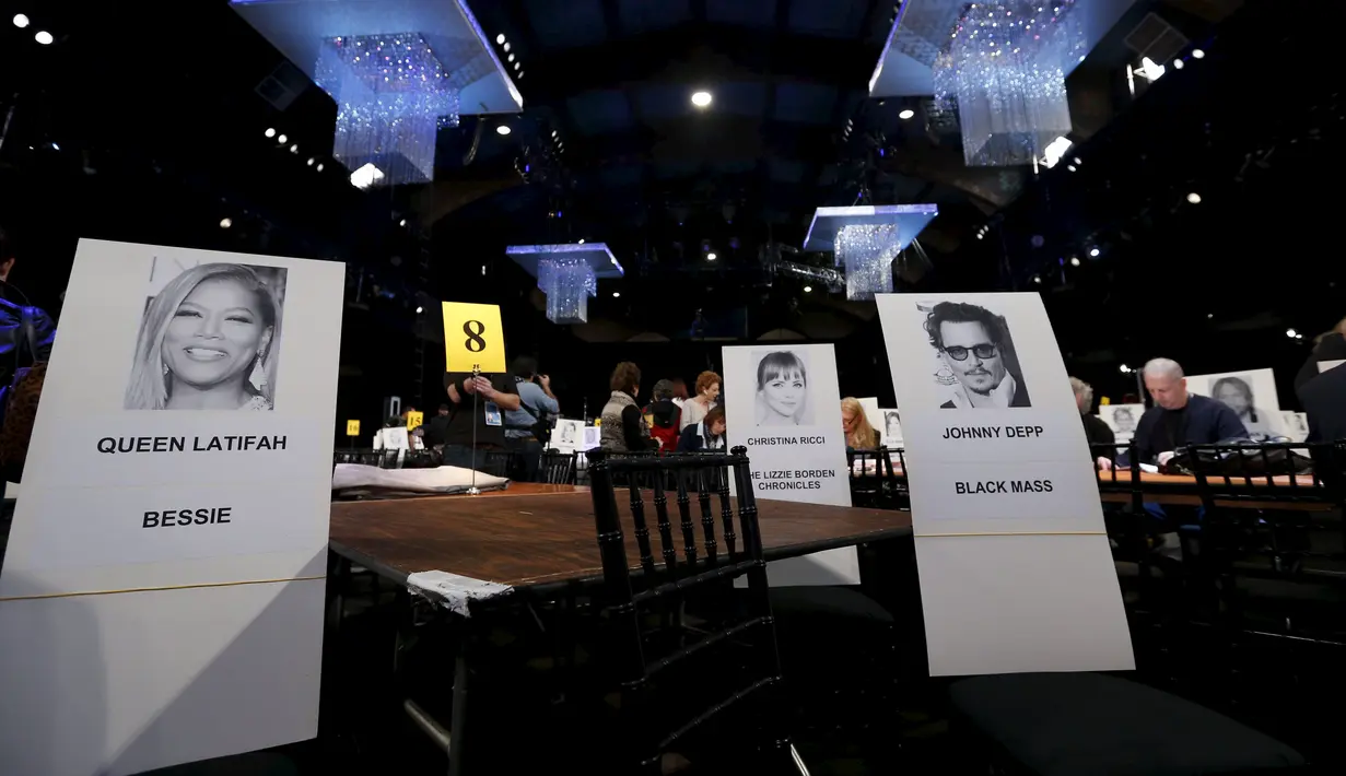 Foto Queen Latifah dan Johnny Depp terlihat terpampang secara rapi di bangku-bangku yang telah disiapkan jelang Screen Actors Guild Awards 2016 di Shrine Auditorium, Los Angeles, Jumat (29/1). (REUTERS/Mario Anzuoni)