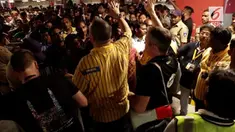 Warga sangat antusias saat pembukaan gerai Ikea pertama di India. Mereka berdesak-desakan untuk masuk ke toko bangunan asal Swedia tersebut.