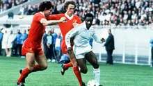 Pemain Real Madrid asal Inggris, Laurie Cunningham, mencoba melewati dua bek Liverpool.
