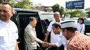 Mantan Wakil Presiden Jusuf Kalla atau JK menyalami warga saat tiba di kampung halamannya, Makassar, Sulawesi Selatan, Sabtu (26/10/2019). JK disambut sejumlah pejabat setibanya di kampung halamannya. (Liputan6.com/HO/Tim JK)